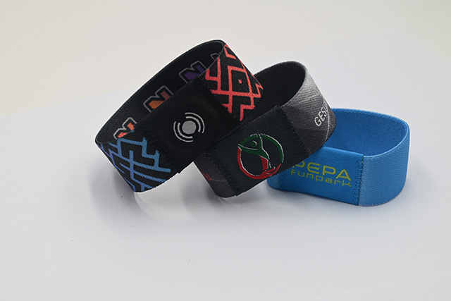 掃碼桌牌、桌貼實(shí)現(xiàn)餐飲店雙贏！