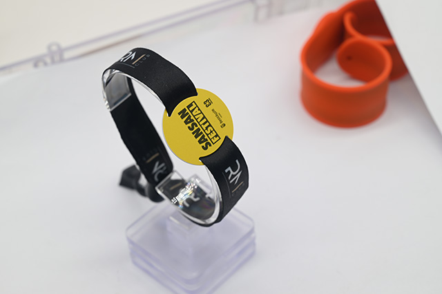 這樣的帶按鍵顯示屏可視銀行卡您是否見過呢？